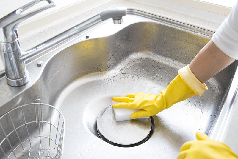 روش آسان تمیز کردن سینک ظرفشویی