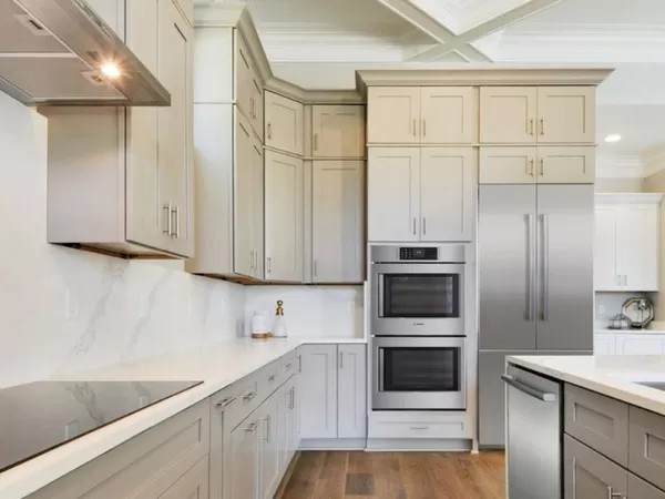 کابینت های سفید و مشکی برای آشپزخانه‌ کوچک